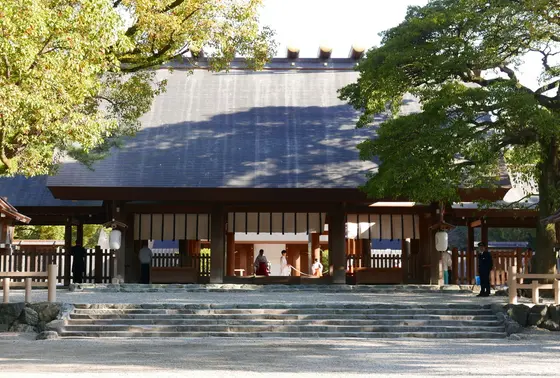 拝殿は厳かに