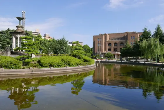 噴水の周囲は池になっている