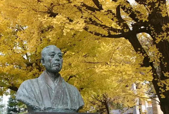 諭吉先生の銅像もあります