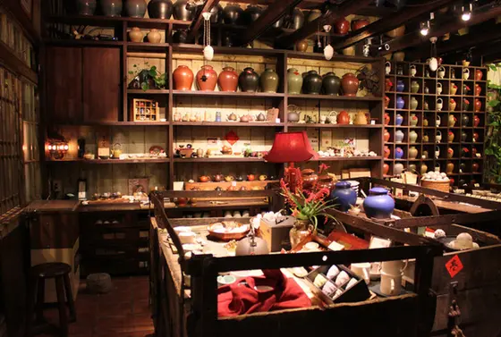店内はシック