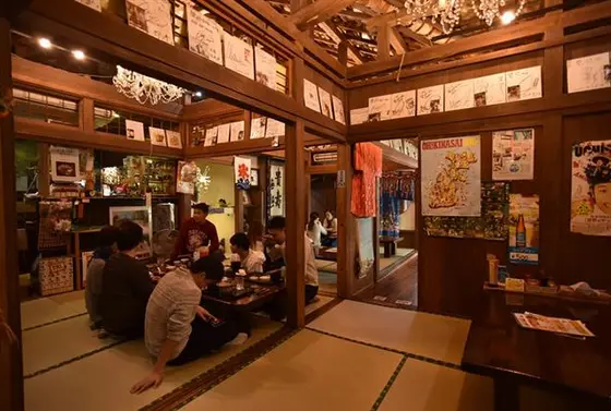 店内はまるで沖縄の古民家です😌