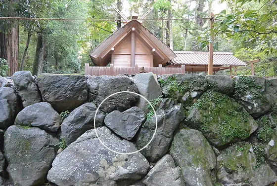 風宮の石垣にある縁結びのハート石