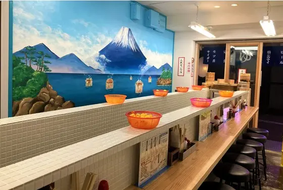 浴槽を囲むカウンター席で乾杯🍻