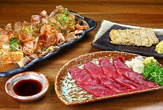 赤身の馬刺しやじゃこ天等居酒屋メニューも揃っている(夜メニュー)