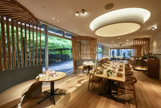 外苑緑道に面しています