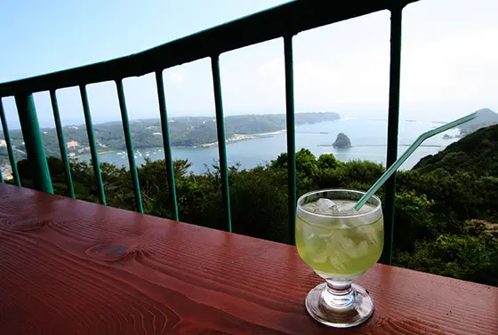 山頂のカフェから景色を堪能。