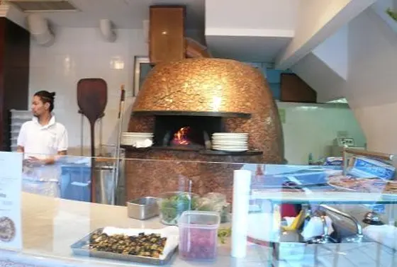 石窯で焼かれる出来立てピッツァ🍕