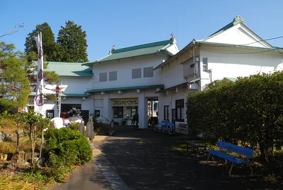 入口の二階は資料室