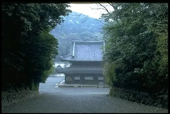 山門から見た仏殿