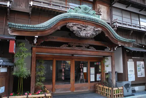 唐破風の彫刻が凄い