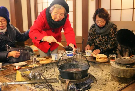 いろりを囲んでぜんざいと煎り銀杏♬
