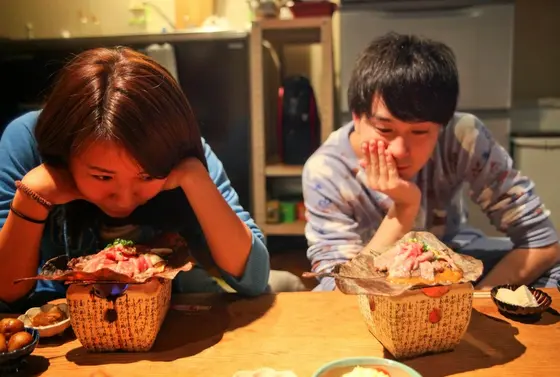 朴葉の上で飛騨牛がくつくつ