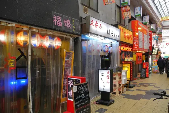 飲み屋と食べ物屋がズラリ