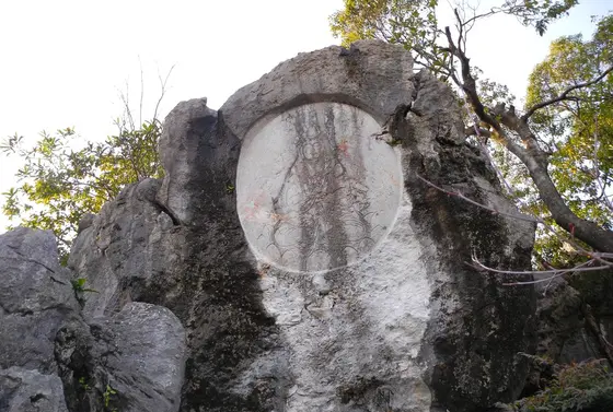 岩を見ると観音様