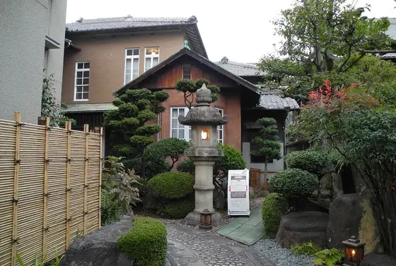 左に見えるのが洋館