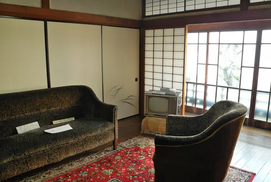 いかにも文化的な応接セット