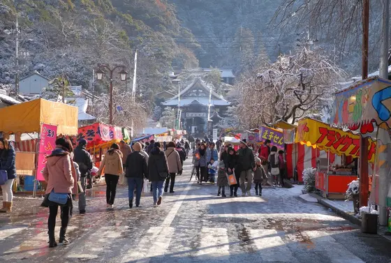 善光寺は参道正面にある