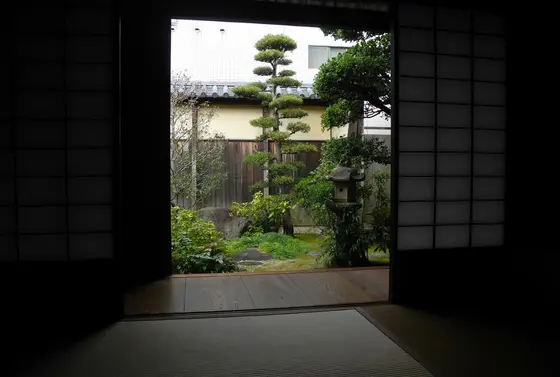 静かな佇まいの茶室