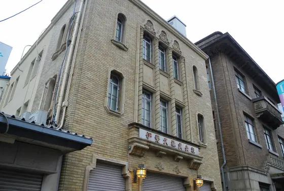 隣の建物もレトロ