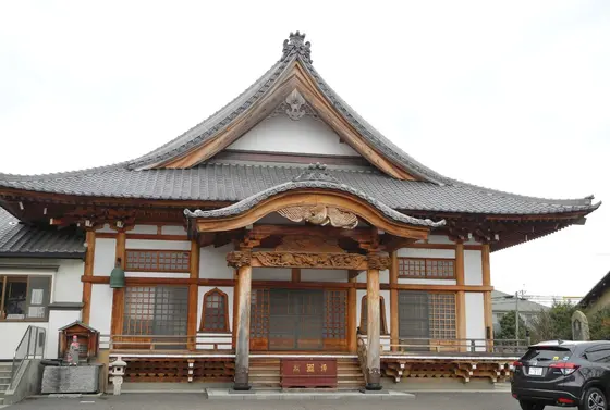 まずは本堂へどうぞ