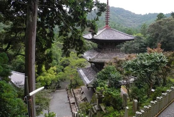 舞台の下には三重塔