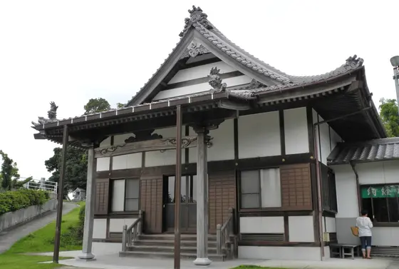 本堂へどうぞ