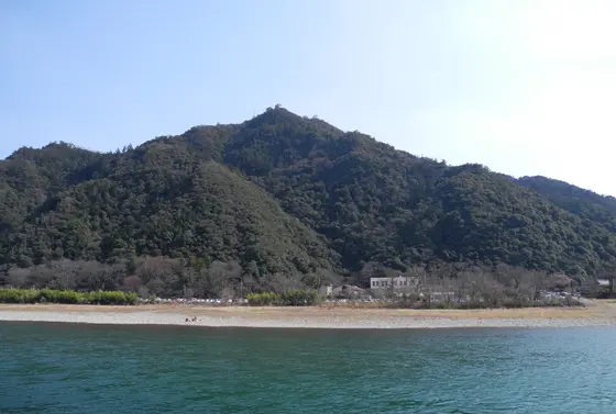 川の対面には金華山