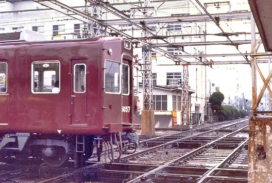 今津線との平面交差部を通る5000系車両