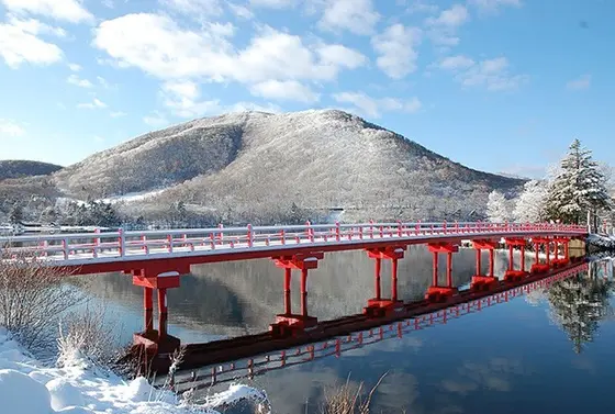 冬は雪の白と赤が映えて・・・。
