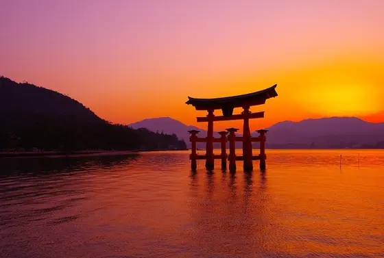 夕焼けにたたずむ鳥居