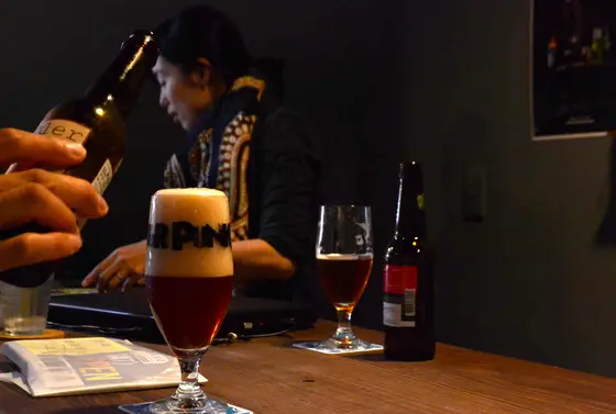 カウンターでビール
