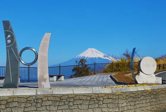 両方のモニュメントの間に富士山を入れてみる
