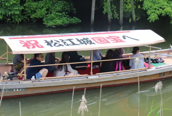 遊覧船もお祝いバージョンです。
