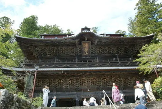 見上げるように大きい三門