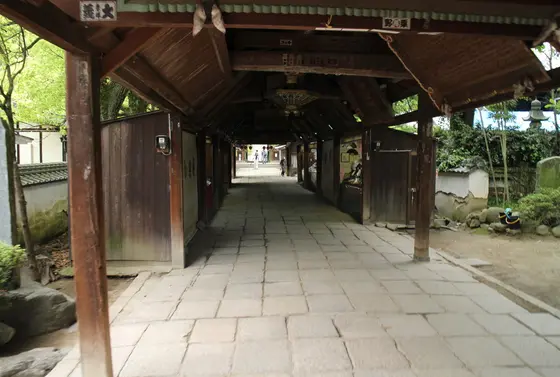 歴史を感じる参道