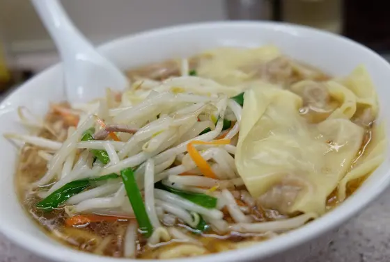ワンタン麺　850円