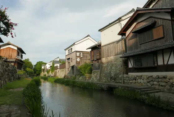 八幡宮の向こう側は倉庫群