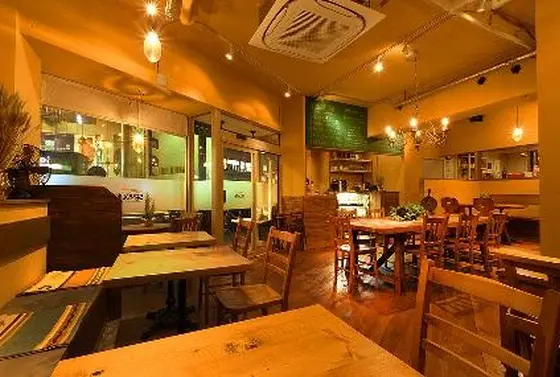 木のぬくもりあふれる店内