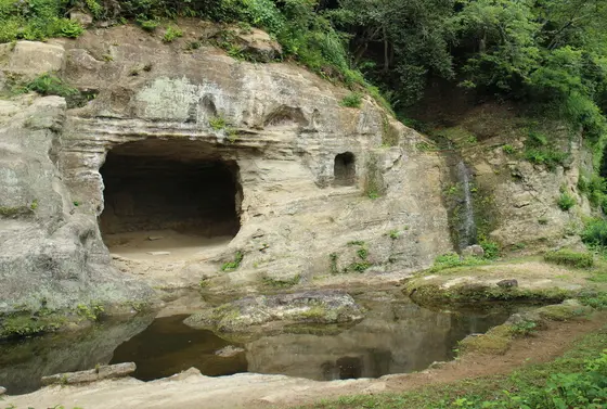 岩山を彫刻した庭園