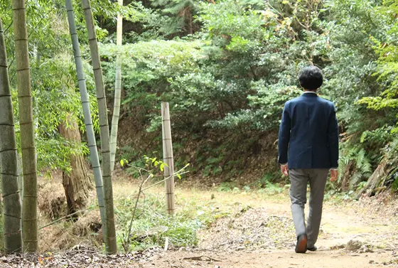 お稲荷さんの傍には更に奥に続く道がある。龍のようにウネウネと曲がりくねった道を一歩一歩踏み締めながら歩く。