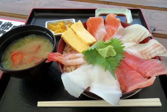 海鮮丼は大きいネタがドンっ！