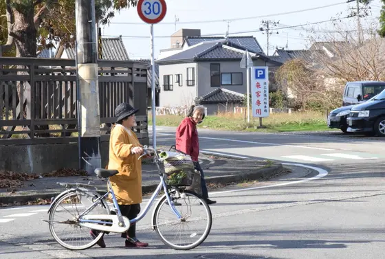 左に曲がると、六斎市。