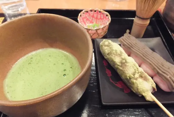 自分でお抹茶も点てられます！