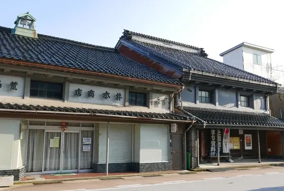 あちこちに土蔵があります