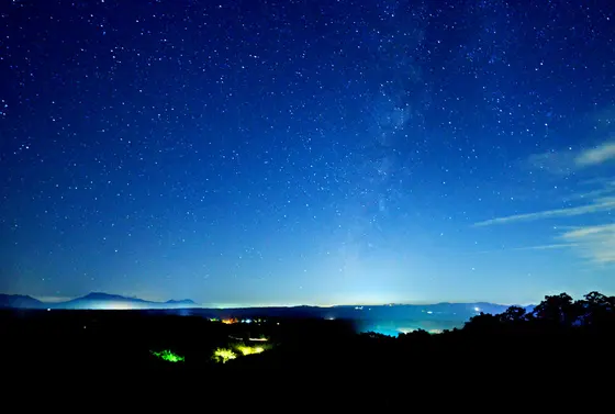 夜は星空も