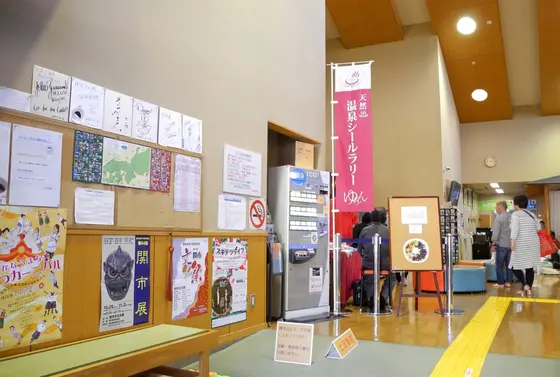 館内は広いとは言いがたいが