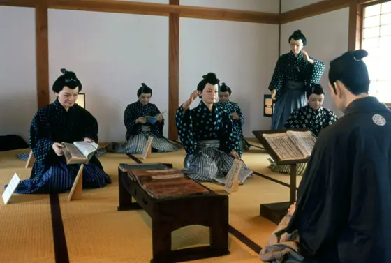 論語などの中国古典を素読する生徒たち。