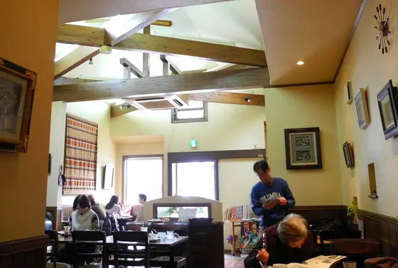 店内は座席が多い