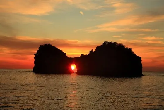 夕日の円月島