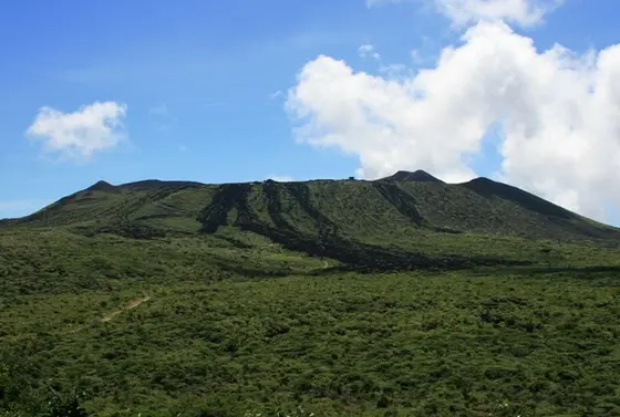 三原山の麓にあり、景色が最高です